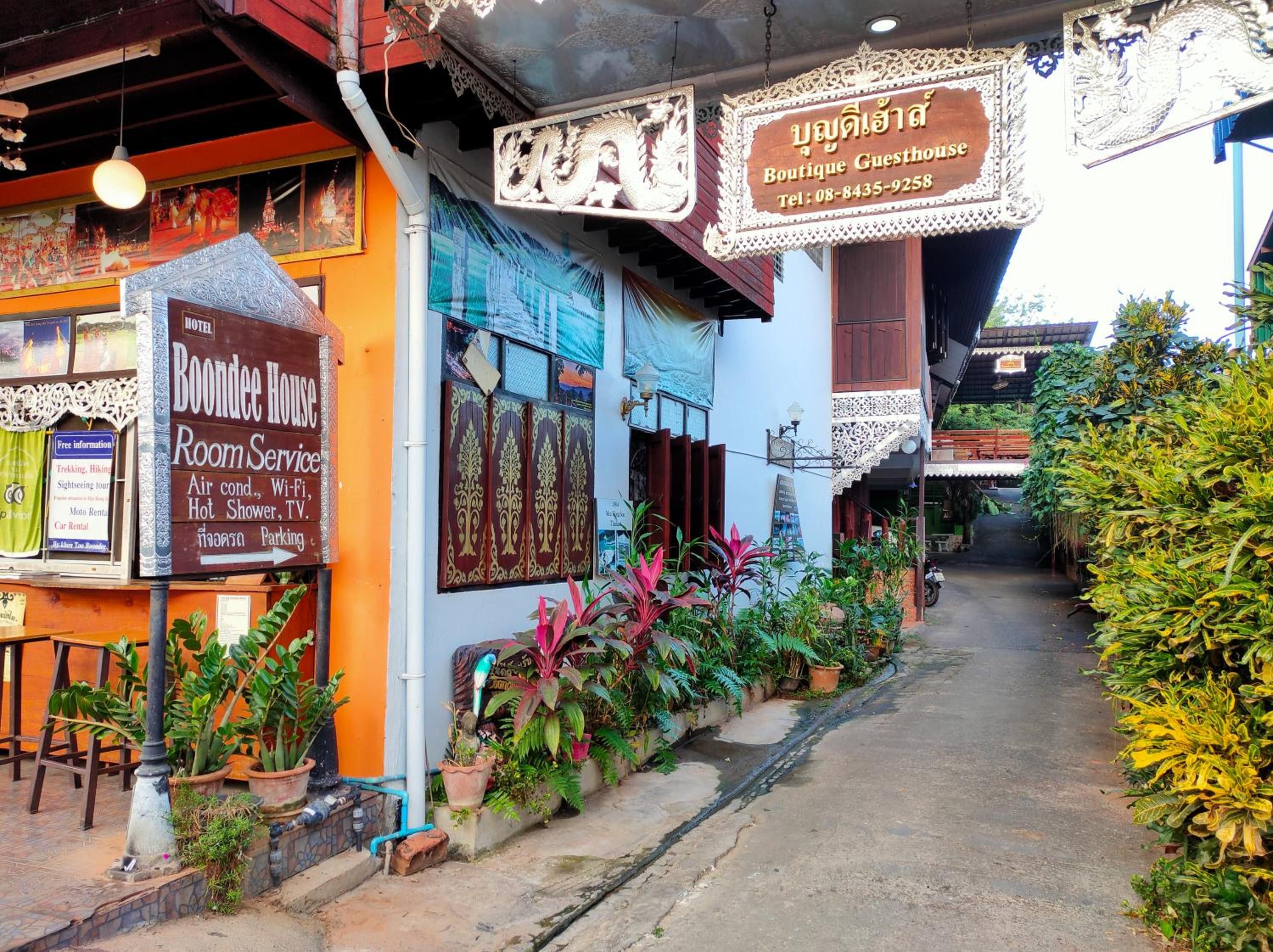 Une charmante maison d’hôtes de style traditionnel thaïlandais, reconnaissable à son enseigne indiquant les coordonnées.