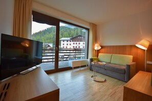Hypo-allergenic bedding, desk, soundproofing, free WiFi