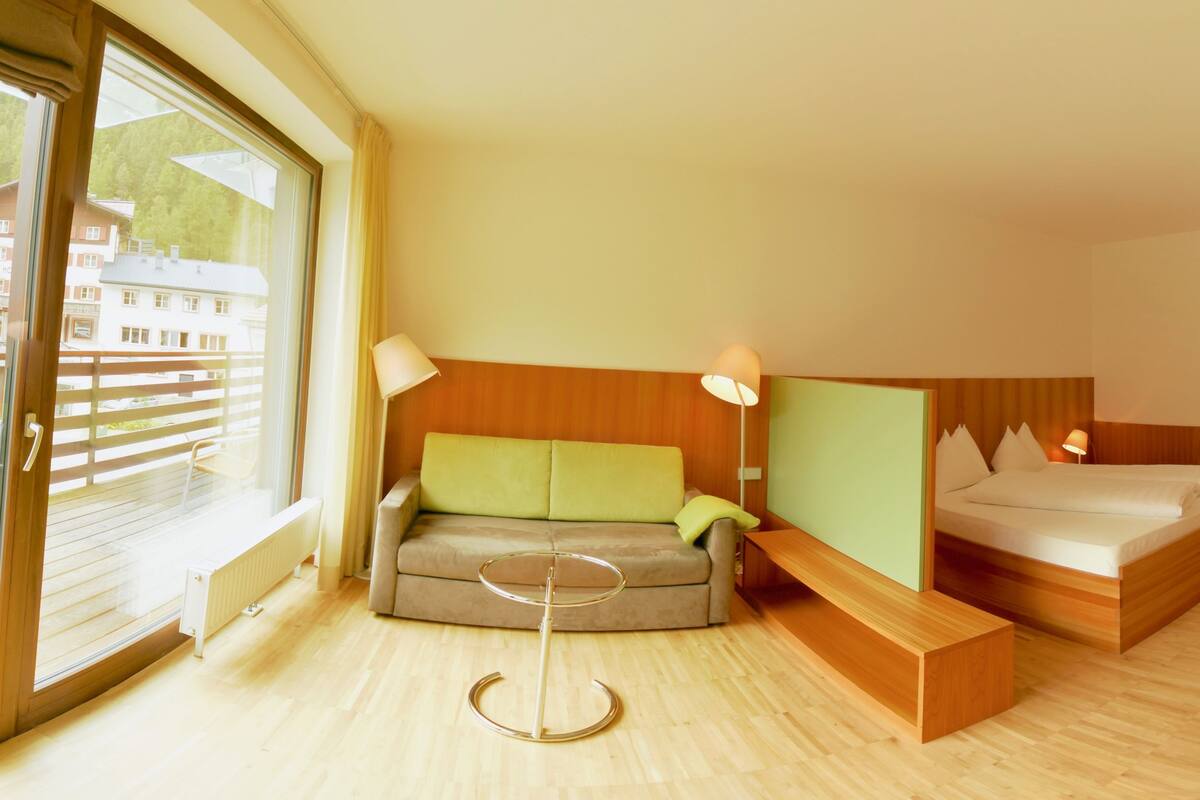 Hypo-allergenic bedding, desk, soundproofing, free WiFi