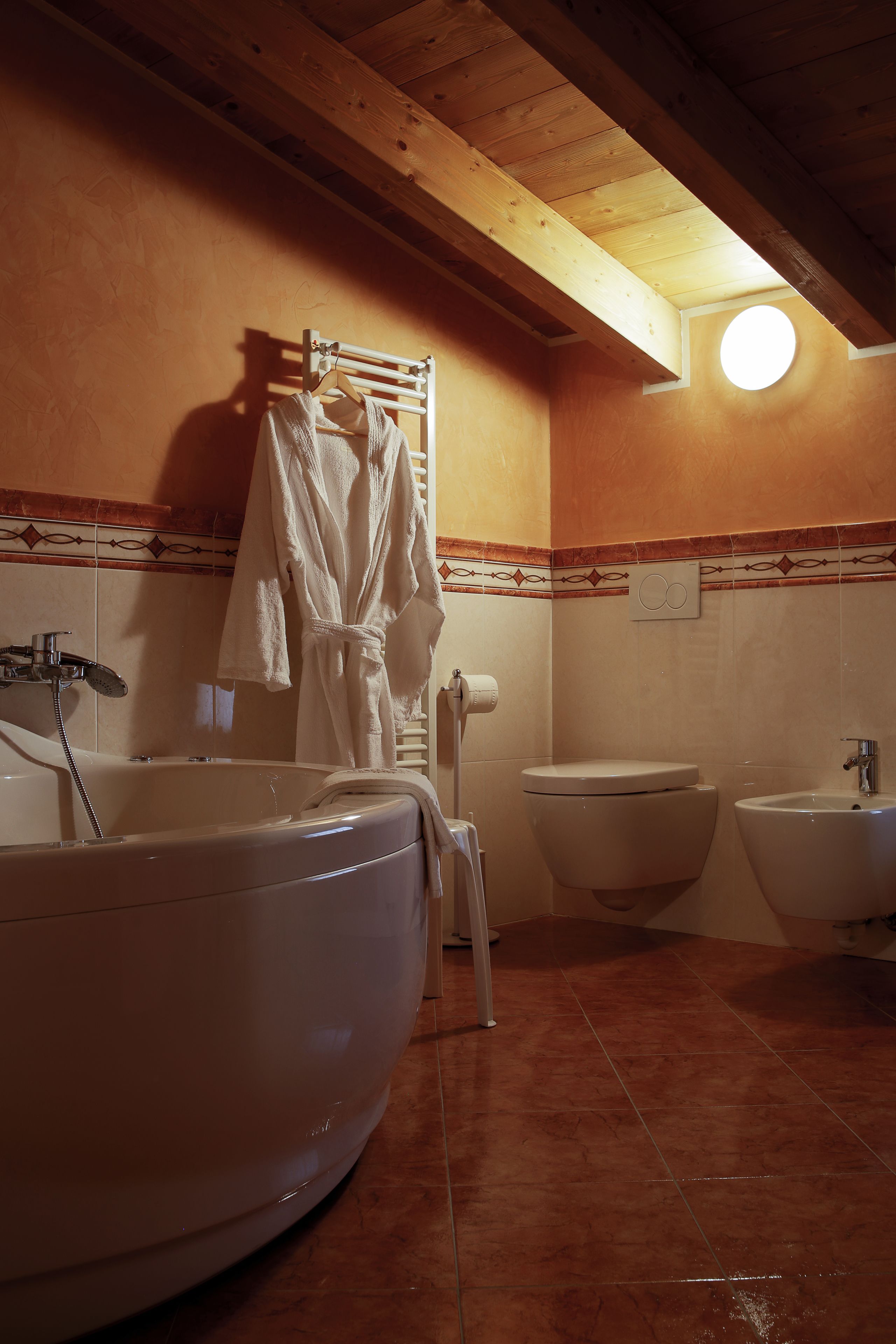 Un bagno con una vasca, un water e un lavandino.