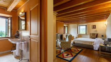 Junior Double Room | Peralatan tempat tidur premium, bar mini, peti besi dalam bilik, meja