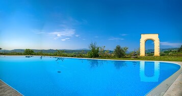 Una piscina al aire libre, una piscina en la azotea, sombrillas