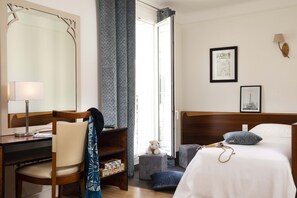 Family Room | Premium bedding, in-room safe, desk, free WiFi - Grand Hotel des Balcons (Paris)