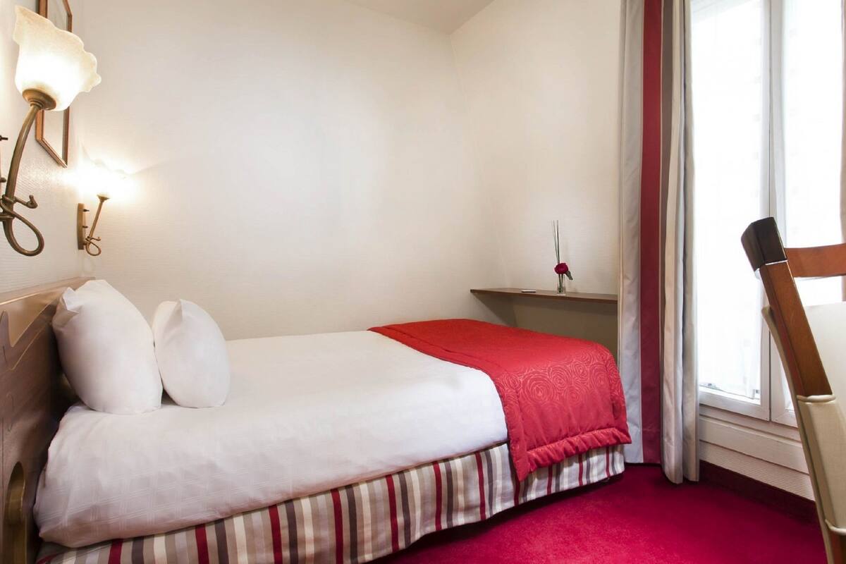 Single Room | Premium bedding, in-room safe, desk, WiFi (free)