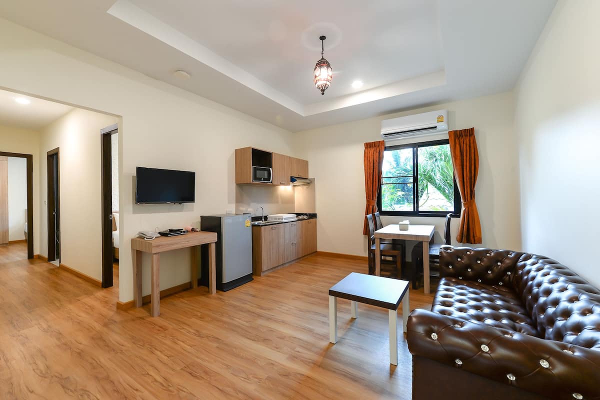 Two Bedroom  | Safe på rommet, skrivebord, blendingsgardiner og wi-fi (inkludert)
