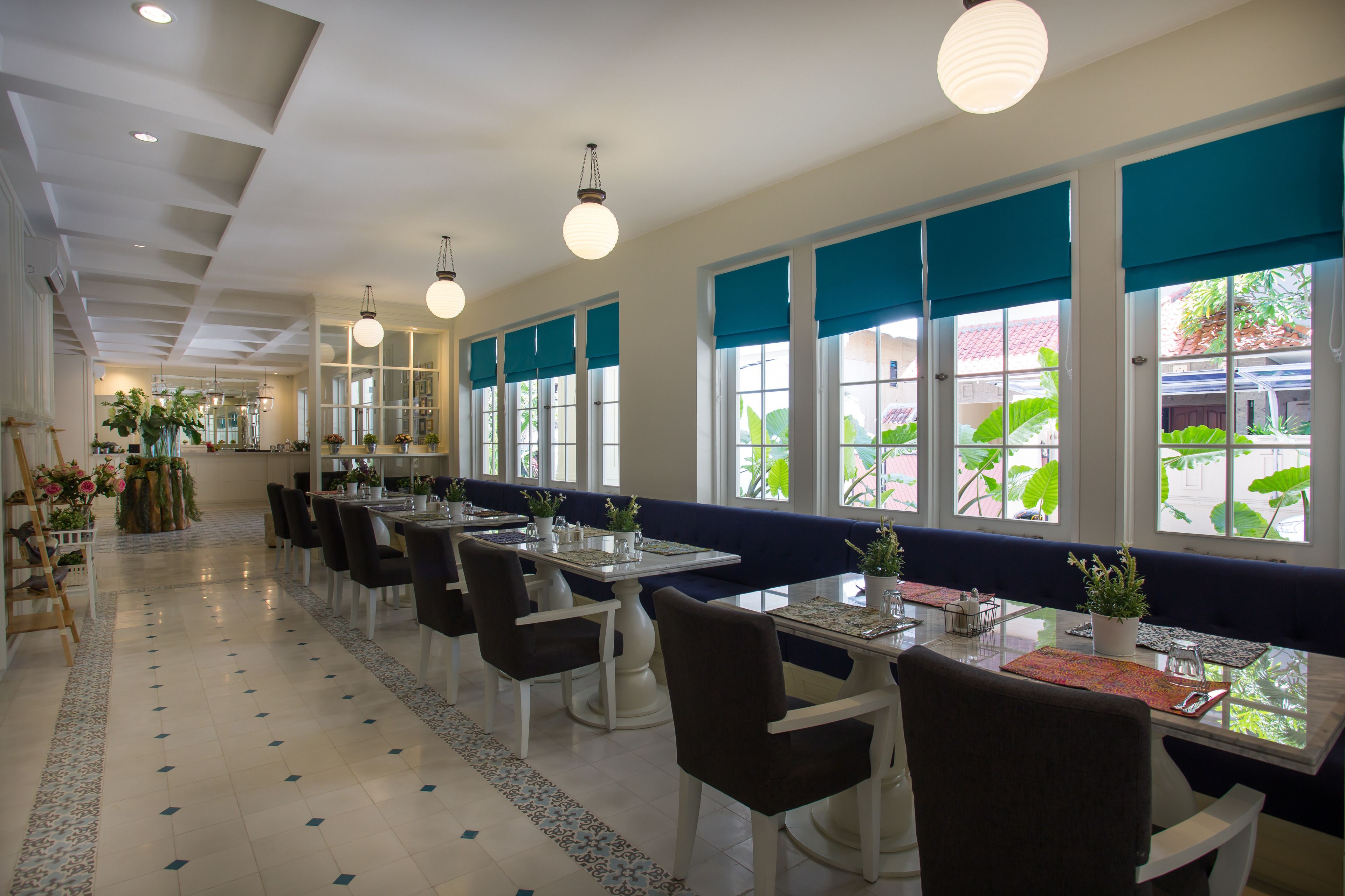 2 restaurants, breakfast, lunch, dinner served; international cuisine