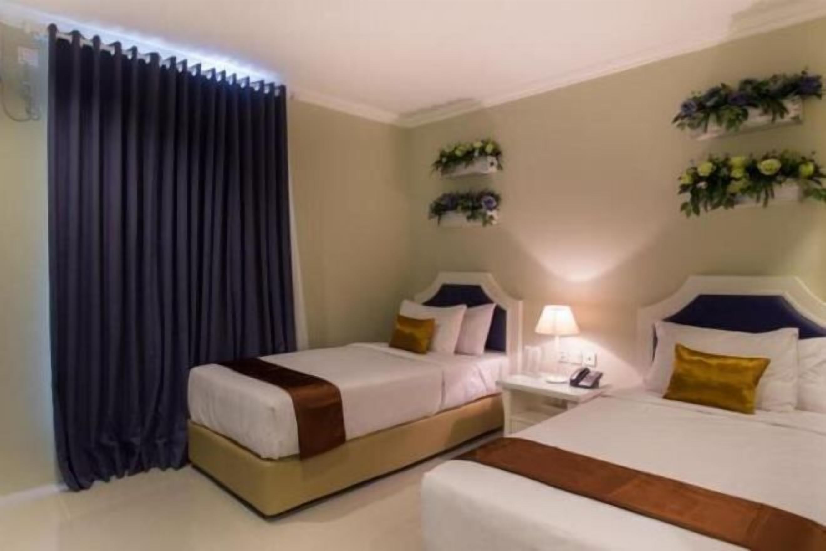 Minibar, värdeförvaringsskåp på rummet och skrivbord