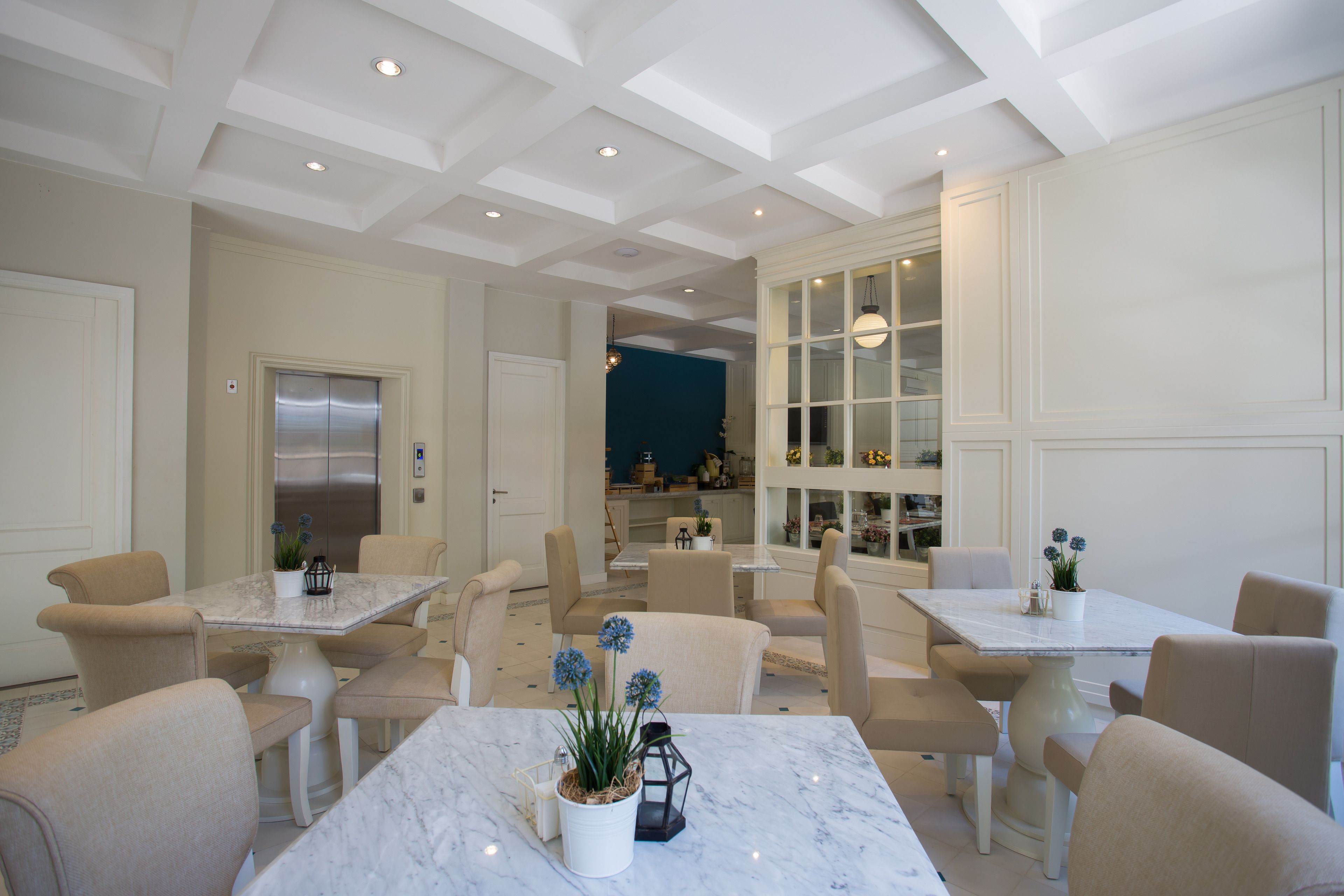 2 restaurants, breakfast, lunch, dinner served; international cuisine