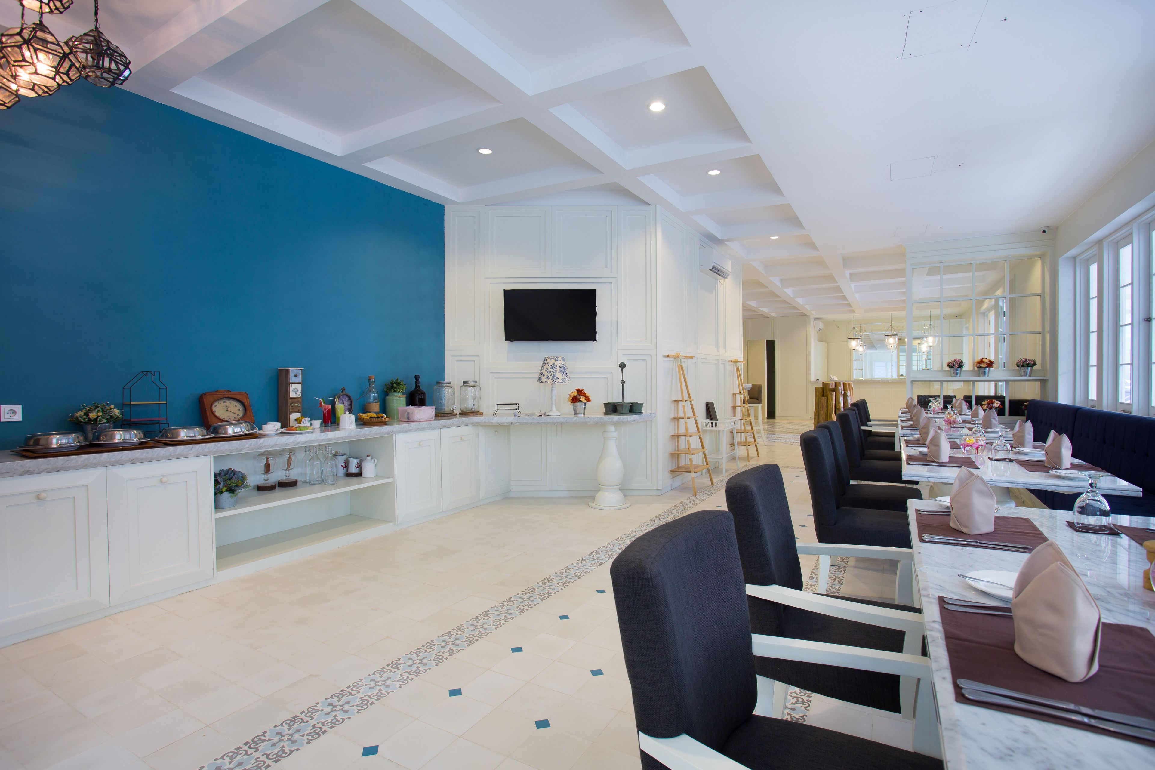 2 restaurants, breakfast, lunch, dinner served; international cuisine