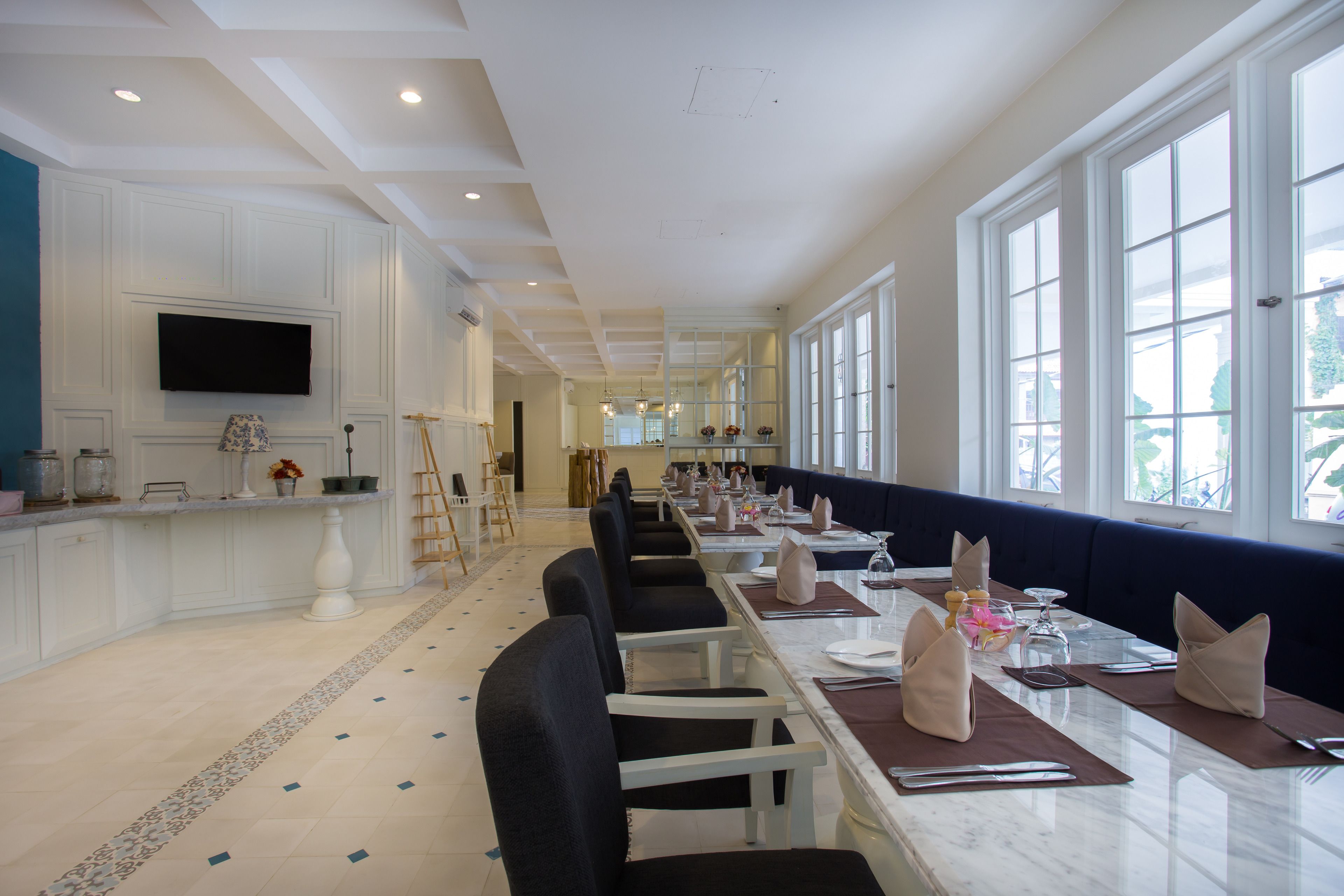 2 restaurants, breakfast, lunch, dinner served; international cuisine