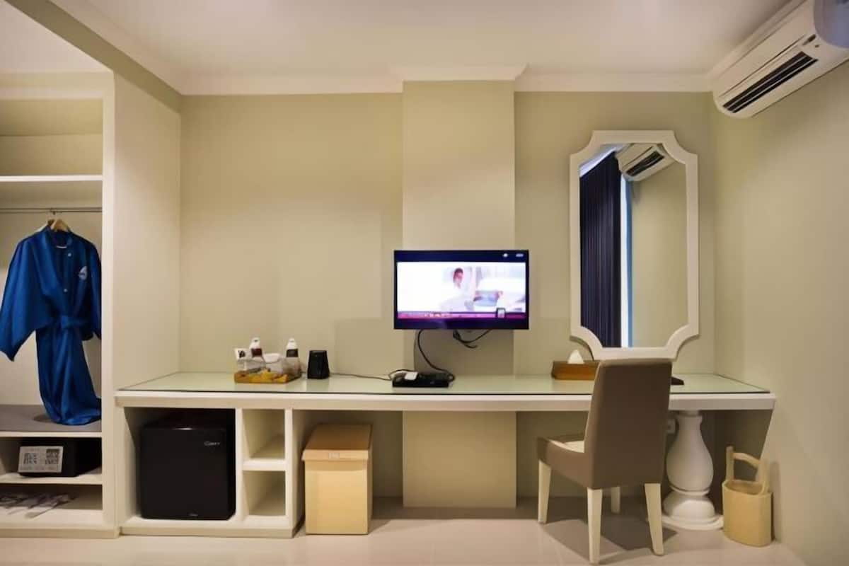 1 chambre, minibar, coffres-forts dans les chambres, bureau