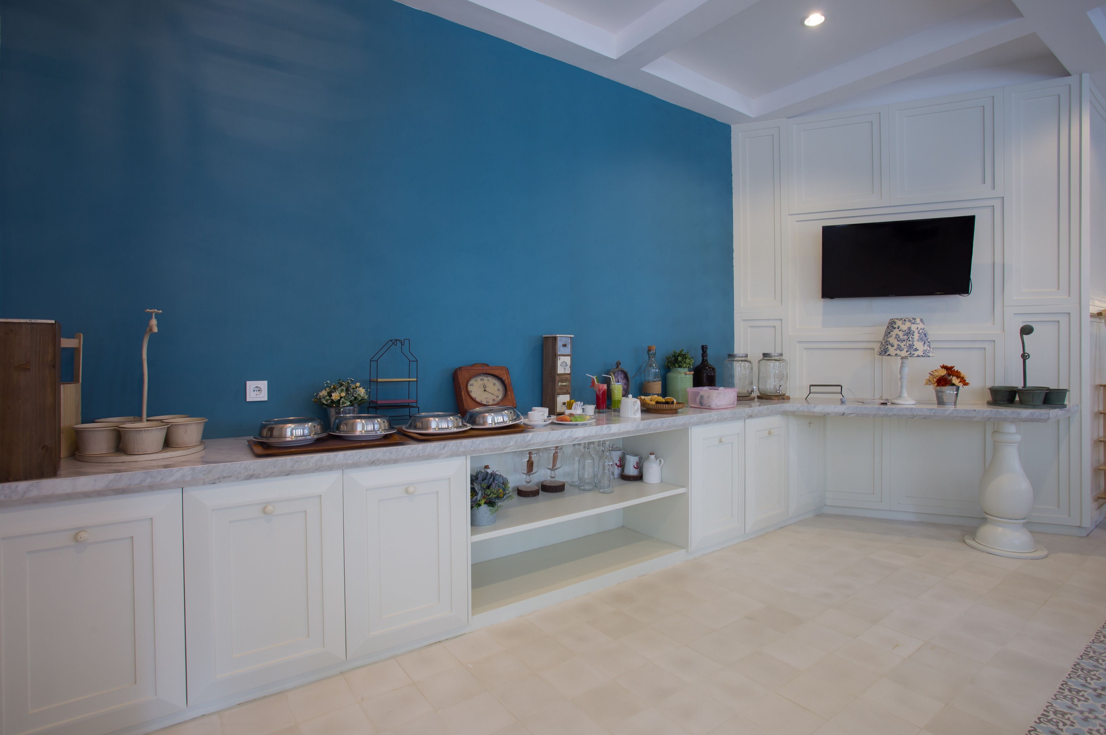 2 restaurants, breakfast, lunch, dinner served; international cuisine