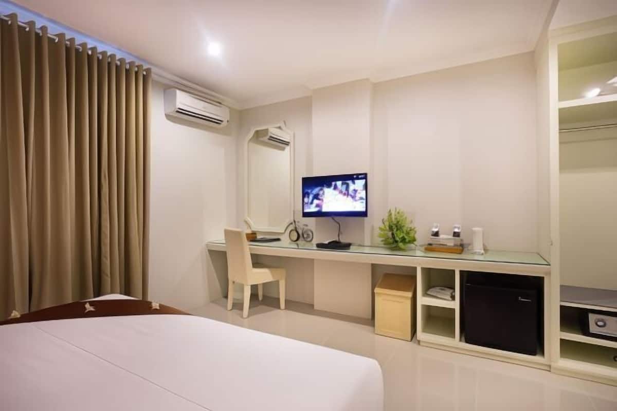 Minibar, in-room safe, desk, blackout drapes