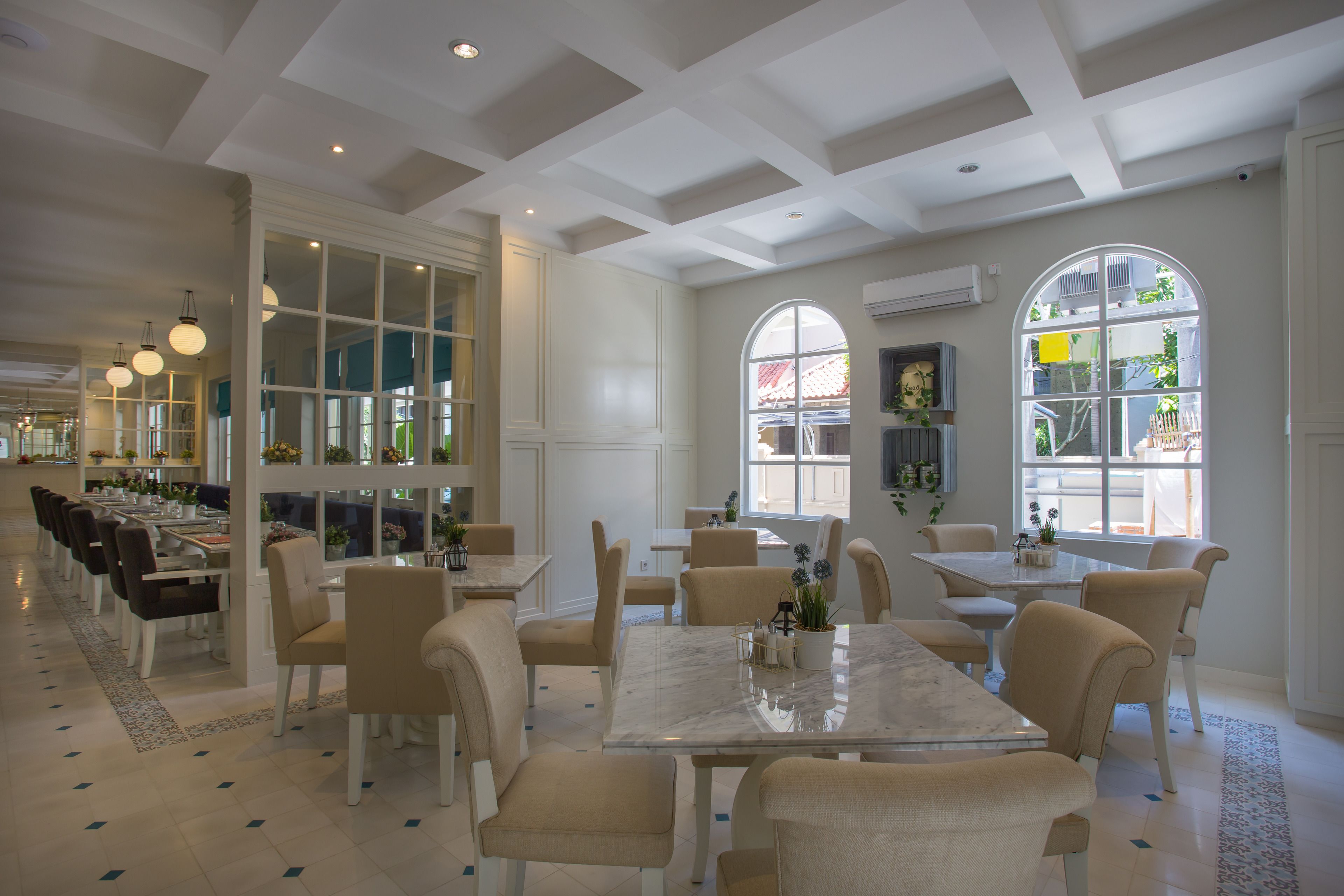 2 restaurants, breakfast, lunch, dinner served; international cuisine