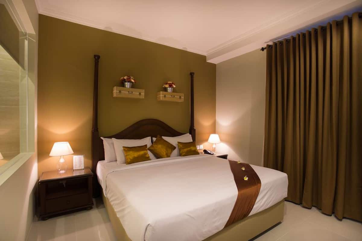 Minibar, in-room safe, desk, blackout curtains