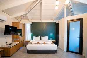 Deluxe Suite, 1 Bedroom, Hot Tub, River View