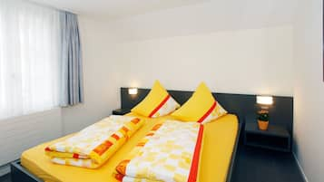 Triple Room, Private Bathroom | Desk, blackout curtains, soundproofing, free cots/infant beds