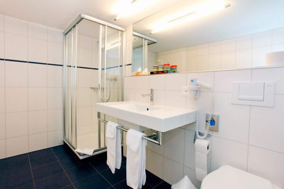 triple room, private bathroom | bathroom | shower, hair dryer, towels