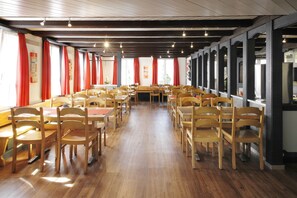 S'hi serveixen esmorzars, dinars i sopars 