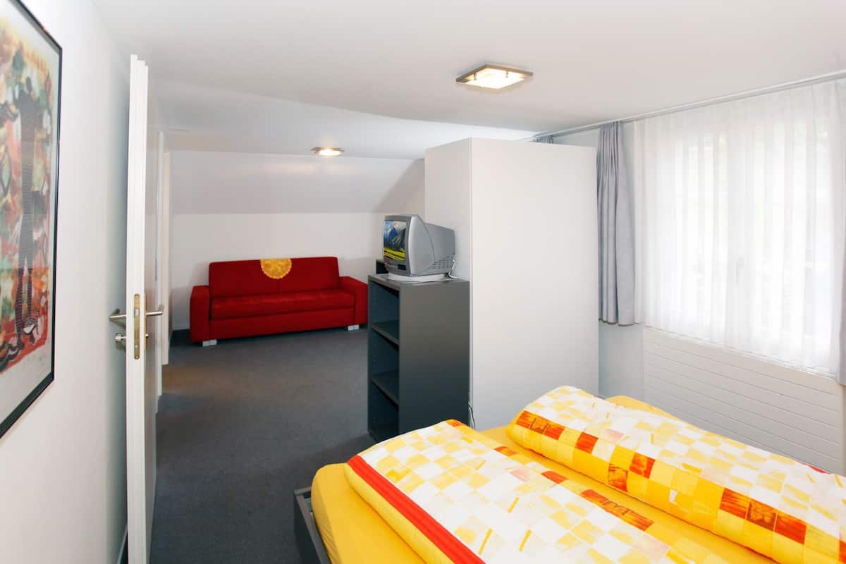 Triple Room, Private Bathroom | Desk, blackout curtains, soundproofing, free cots/infant beds