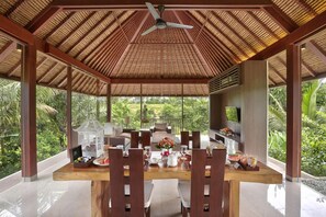 Villa Deluxe, 2 habitaciones, vista a la alberca | Comedor