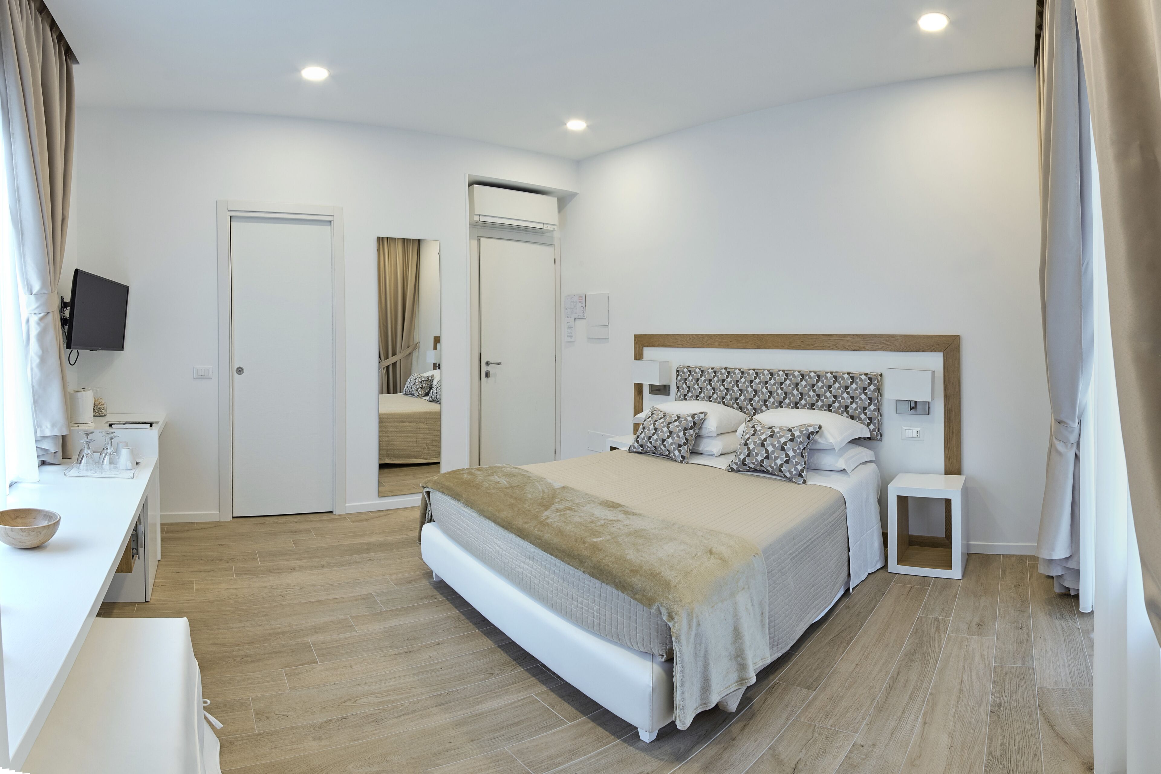 Kahden hengen classic-huone, parveke | Ylelliset vuodevaatteet, tallelokero huoneessa, työpöytä