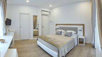 Kahden hengen classic-huone, parveke | Ylelliset vuodevaatteet, tallelokero huoneessa, työpöytä