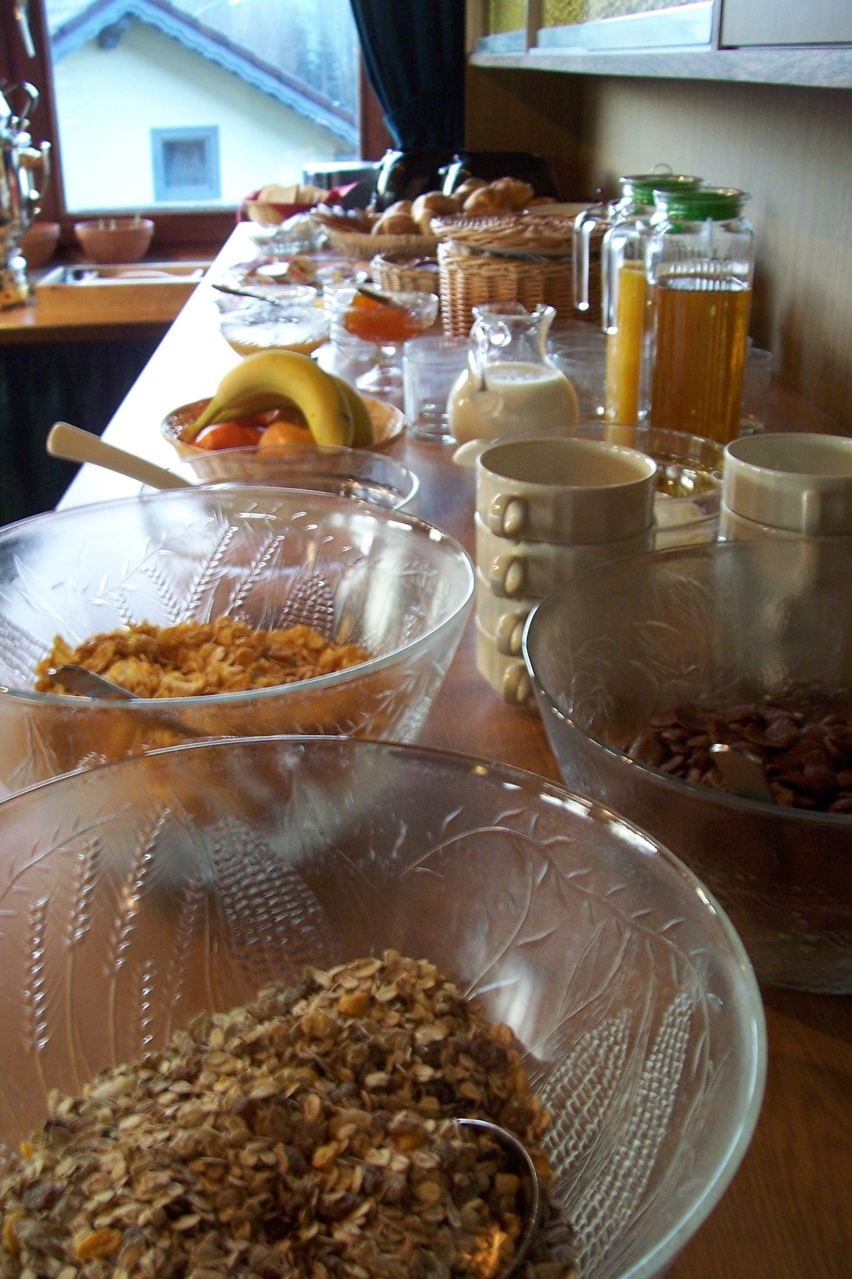 Un bufé de desayuno con diversos alimentos y bebidas.