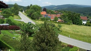 Un barrio residencial con casas, una carretera y una colina al fondo.