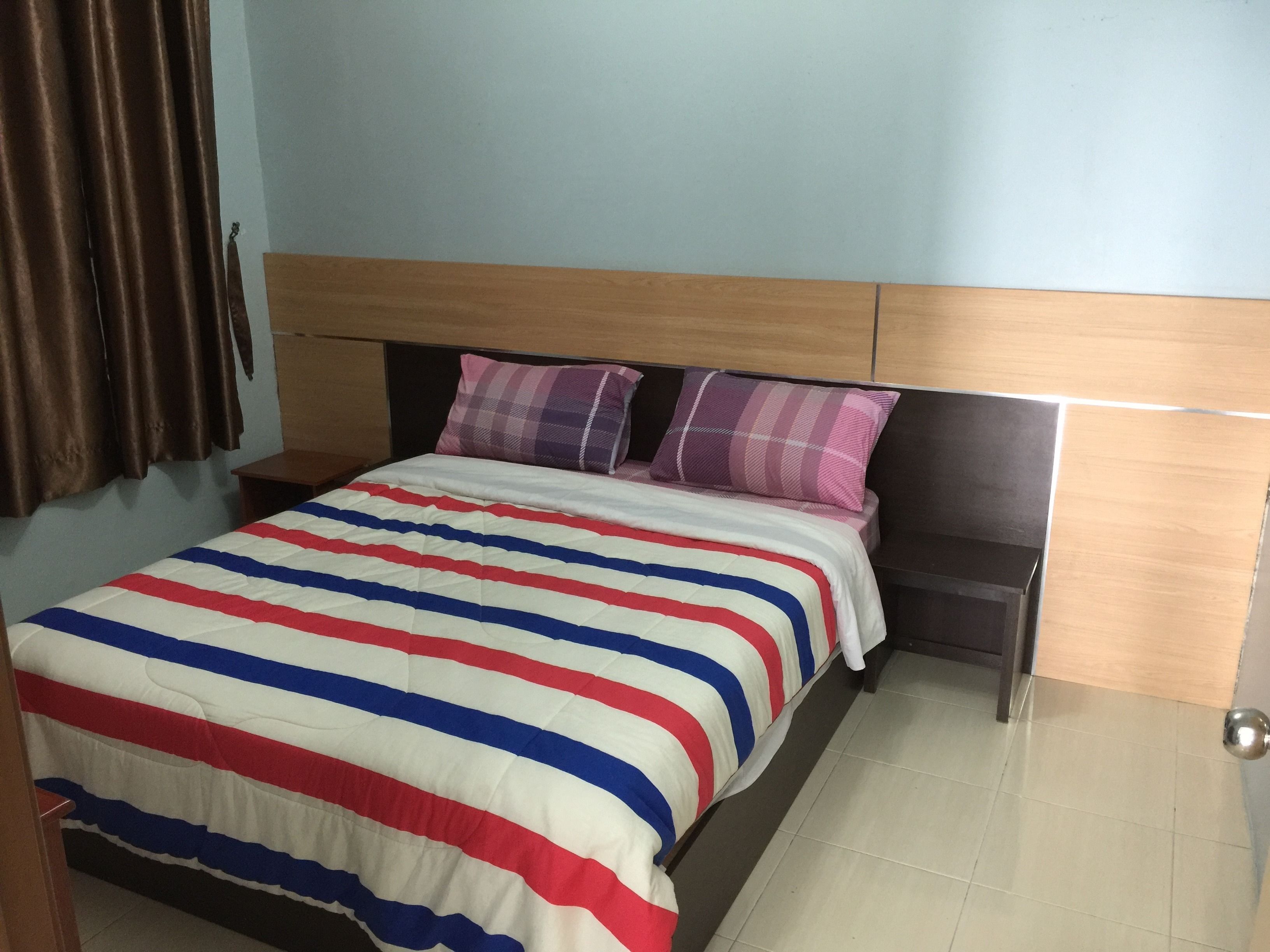 3 bedrooms, iron/ironing board, free rollaway beds