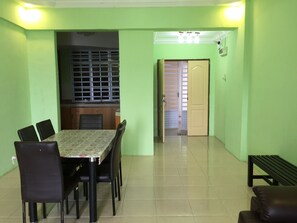 Standard-Apartment, 3 Schlafzimmer | Wohnzimmer | Flachbildfernseher