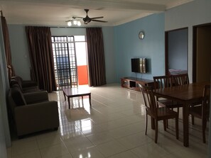 Standard-Apartment, 3 Schlafzimmer | Wohnzimmer | Flachbildfernseher