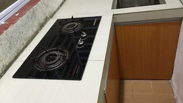 Standard Apartment, 3 Bedrooms | Private kitchenette