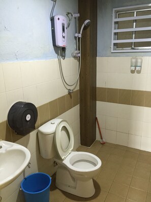 Standard Apartment, 3 Bedrooms | Bathroom