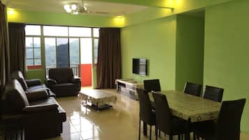 Apartamento estándar, 3 habitaciones | Sala de estar | Una televisión de pantalla plana