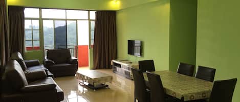 Appartement Standard, 3 chambres | Salle de séjour | Téléviseur à écran plat