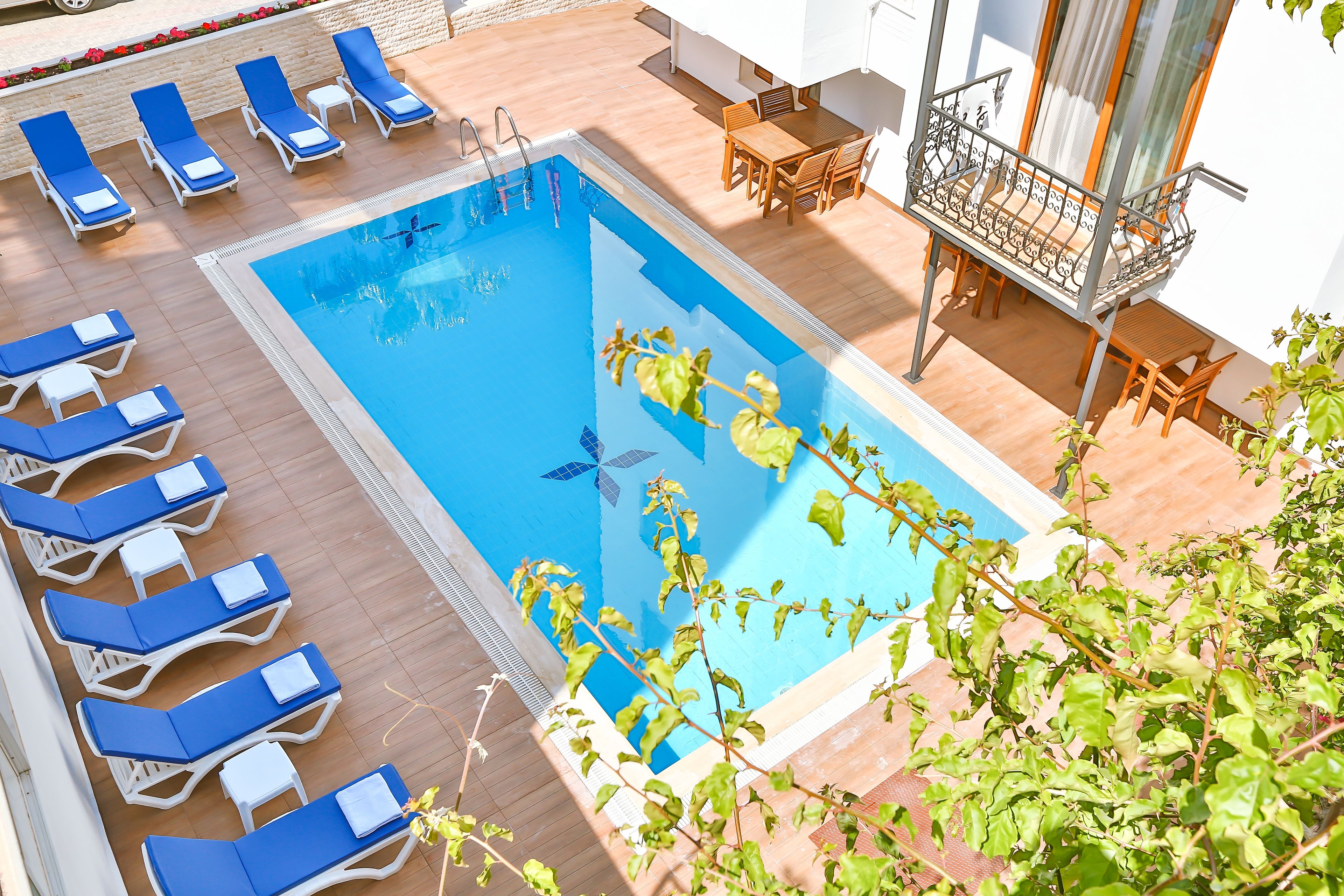 Hồ bơi ngoài trời phục vụ theo mùa, dù/ô trên bãi biển/hồ bơi 