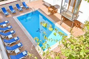 Piscine extérieure (ouverte en saison), parasols de plage
