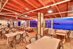 供应早餐和晚餐，土耳其菜