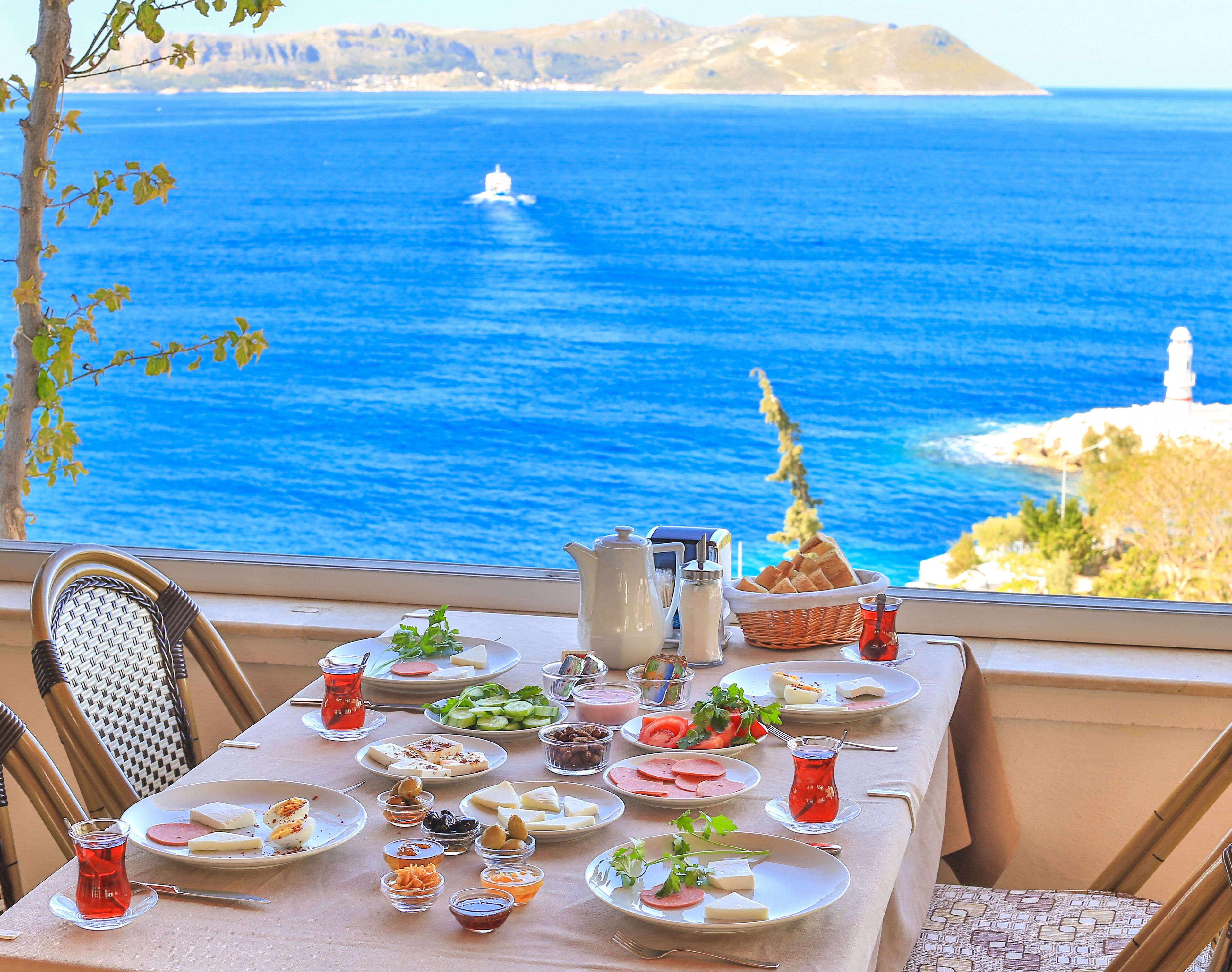 Phục vụ bữa sáng và bữa tối, món Thổ Nhĩ Kỳ 