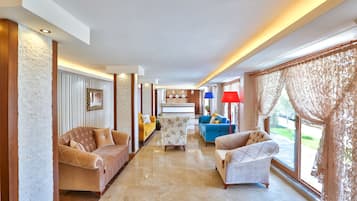 Coin salon dans le hall