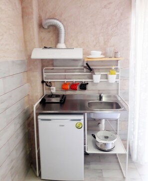 Studio Standard, vue partielle sur la mer | Coin cuisine privé | Réfrigérateur, plaque de cuisson, bouilloire électrique