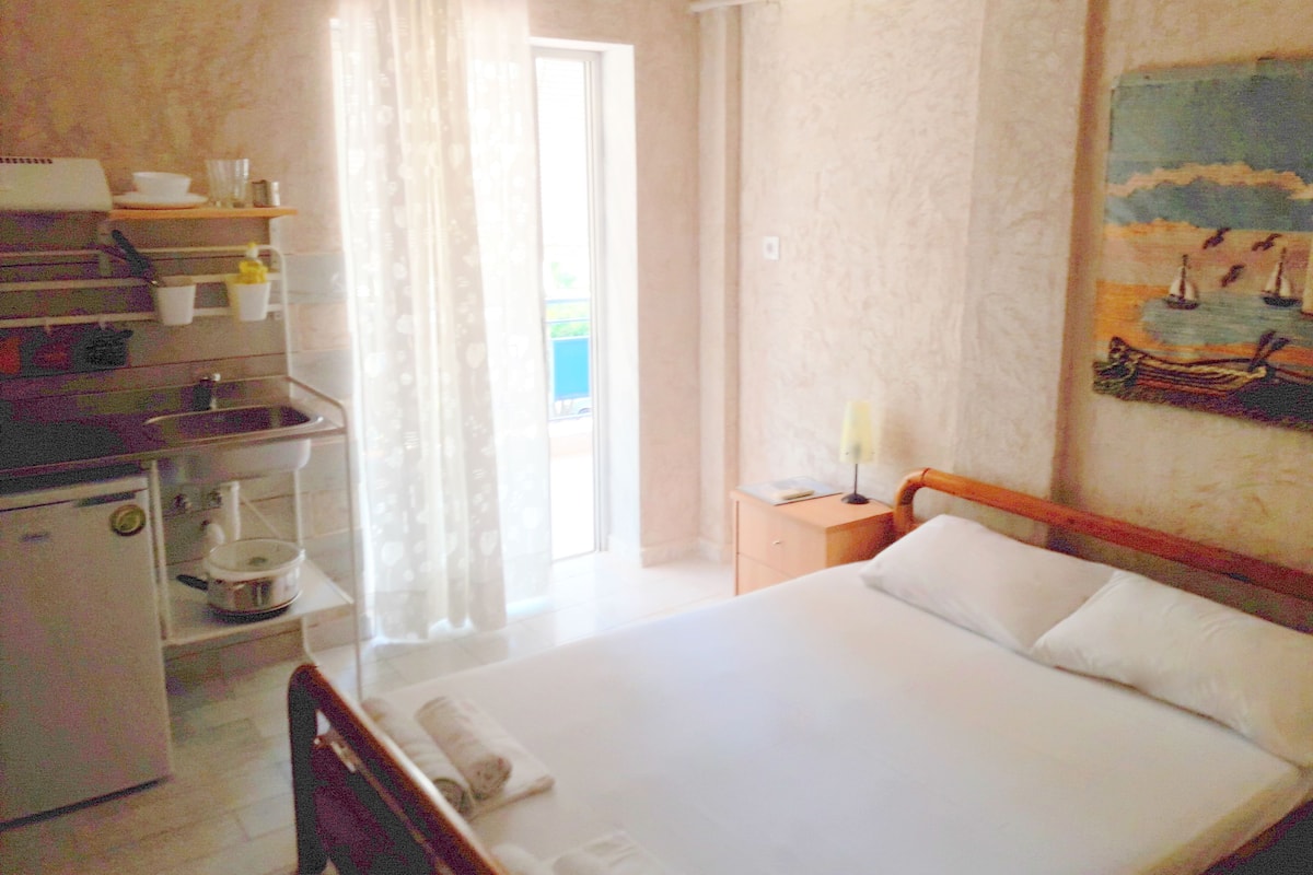 Estudio estándar, vista parcial al mar | Cunas gratuitas, wifi gratis y ropa de cama