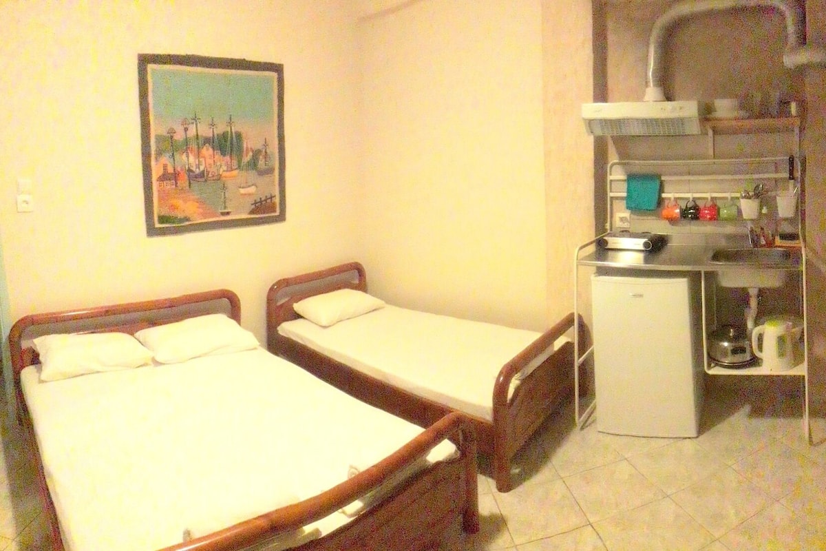 Habitación triple estándar, vista parcial al mar | Cunas gratuitas, wifi gratis y ropa de cama