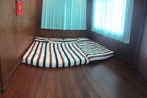 2 Bedrooms House | 2 多间卧室、特色装修、特色家居、办公桌