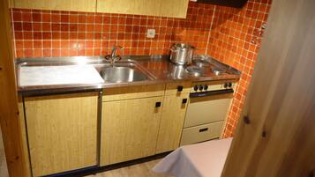 Studio, pemandangan sungai (2) | Dapur pribadi | Lemari es, oven, kompor, dan peralatan masak/sendok-piring