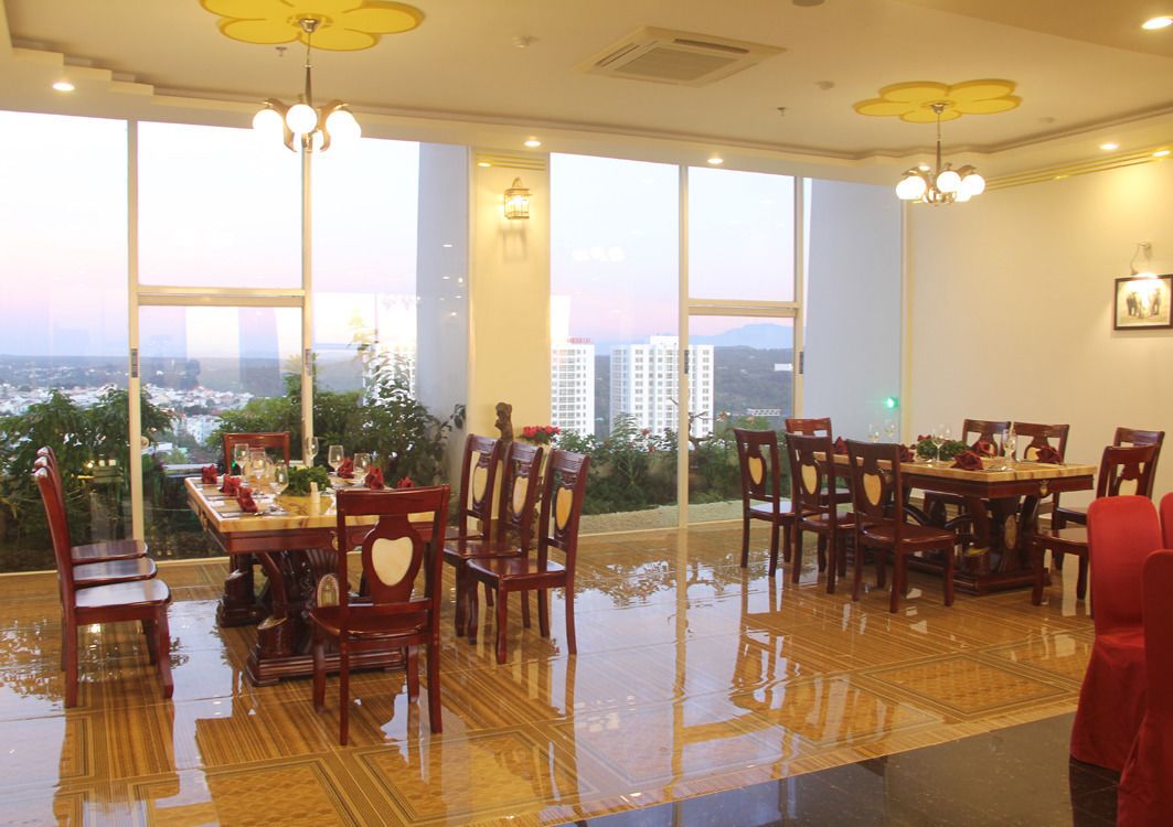 2 restaurants, breakfast, lunch, dinner served; international cuisine