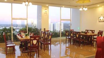 2 Restaurants, Frühstück, Mittagessen, Abendessen, internationale Küche