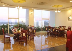 2 restaurantes; se sirve desayuno, almuerzo y cena; cocina internacional