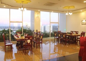 2 restaurants, breakfast, lunch, dinner served; international cuisine